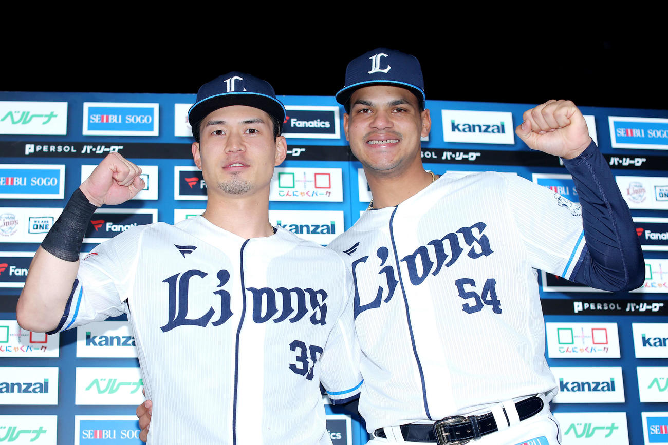 西武対日本ハム　サヨナラ本塁打の西武若林（左）と初勝利のアブレイユはガッツポーズ（撮影・河田真司）