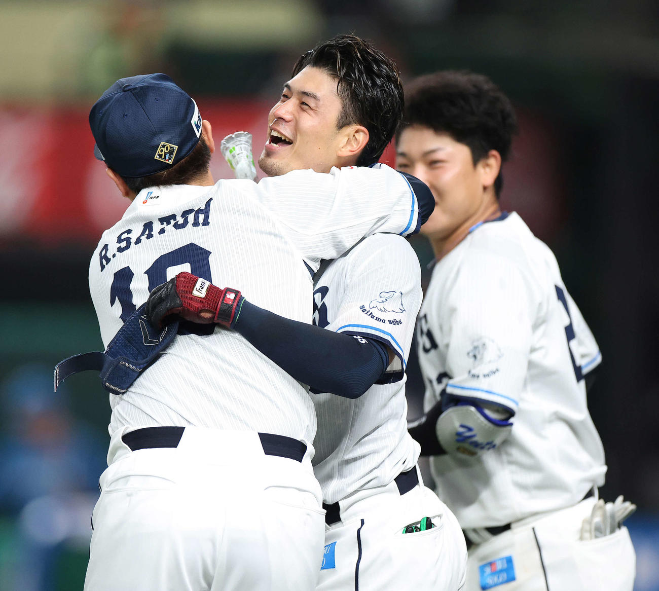 西武対日本ハム　9回裏西武2死二塁、左越えサヨナラ2点本塁打で生還し、チームメートと喜ぶ若林（撮影・河田真司）