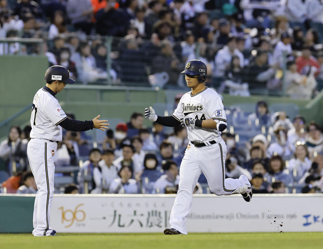 オリックス対ロッテ　2回裏オリックス無死、中越えに先制本塁打を放ち三塁を回る頓宮（撮影・藤尾明華）