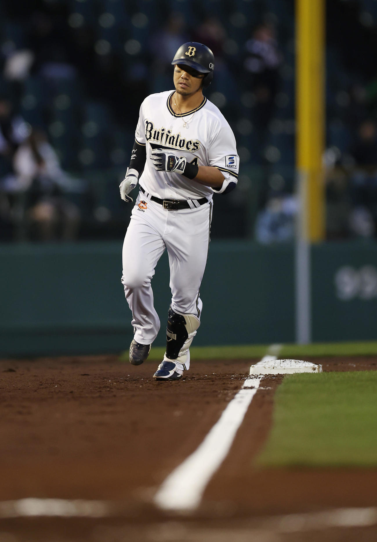 オリックス対ロッテ　2回裏オリックス無死、左越え先制本塁打を放ち三塁をまわる頓宮（撮影・前田充）