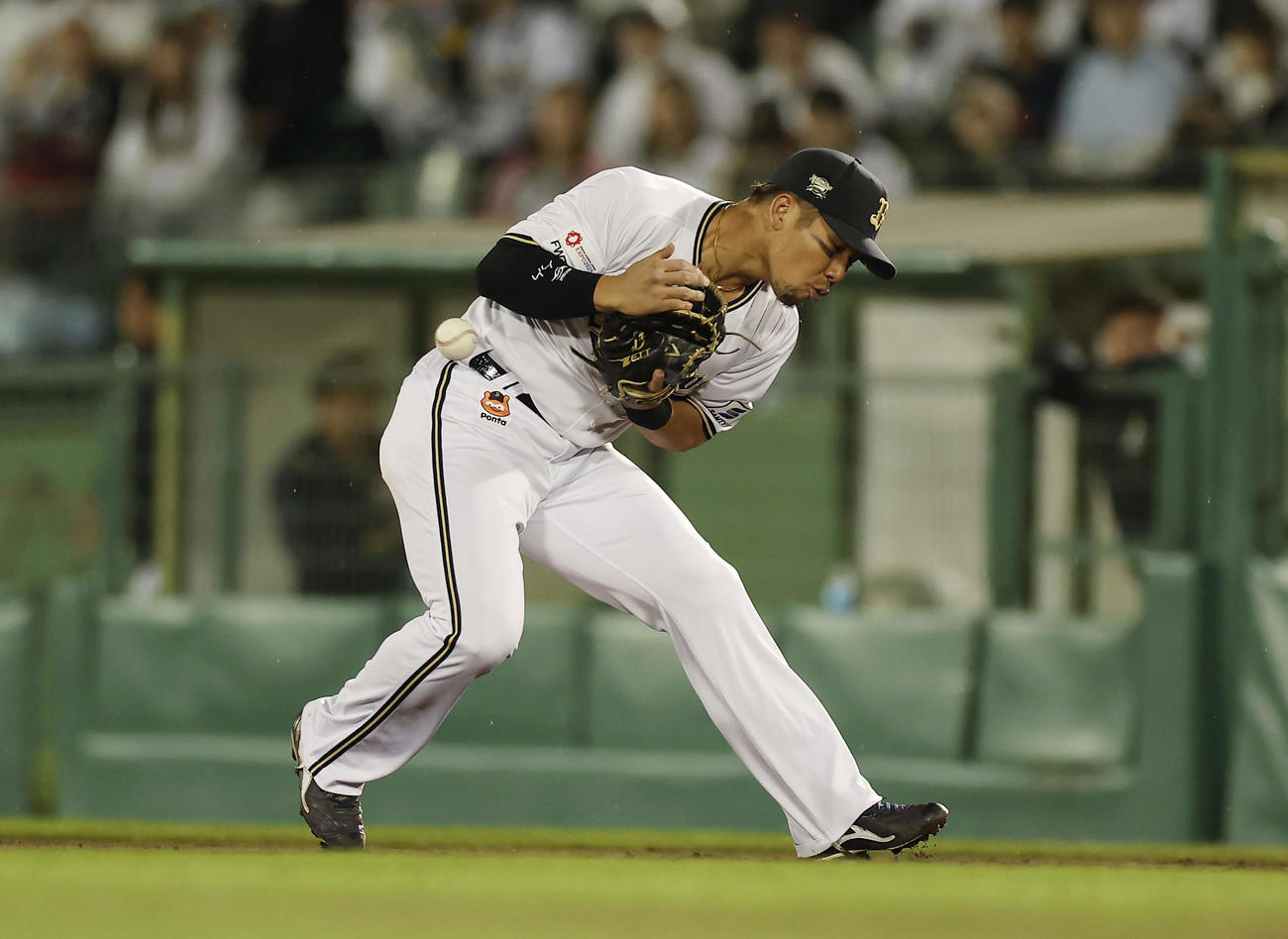 オリックス対ロッテ　5回表ロッテ無死、小川の打球をはじく一塁手頓宮（撮影・前田充）