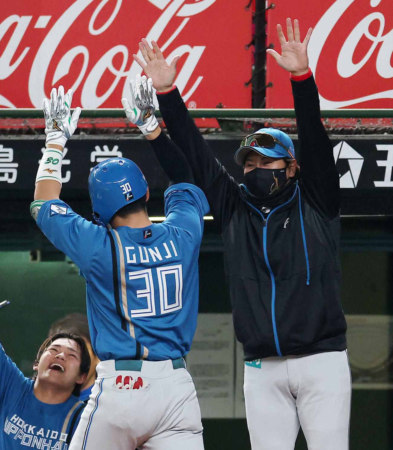 西武対日本ハム　7回表日本ハム2死、左越え同点ソロ本塁打で生還する郡司（左）を迎える新庄監督（撮影・河田真司）