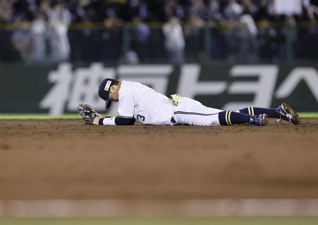 オリックス対ロッテ　9回表ロッテ2死満塁、小川の二ゴロでファンブルし、適時失策した安達（撮影・藤尾明華）