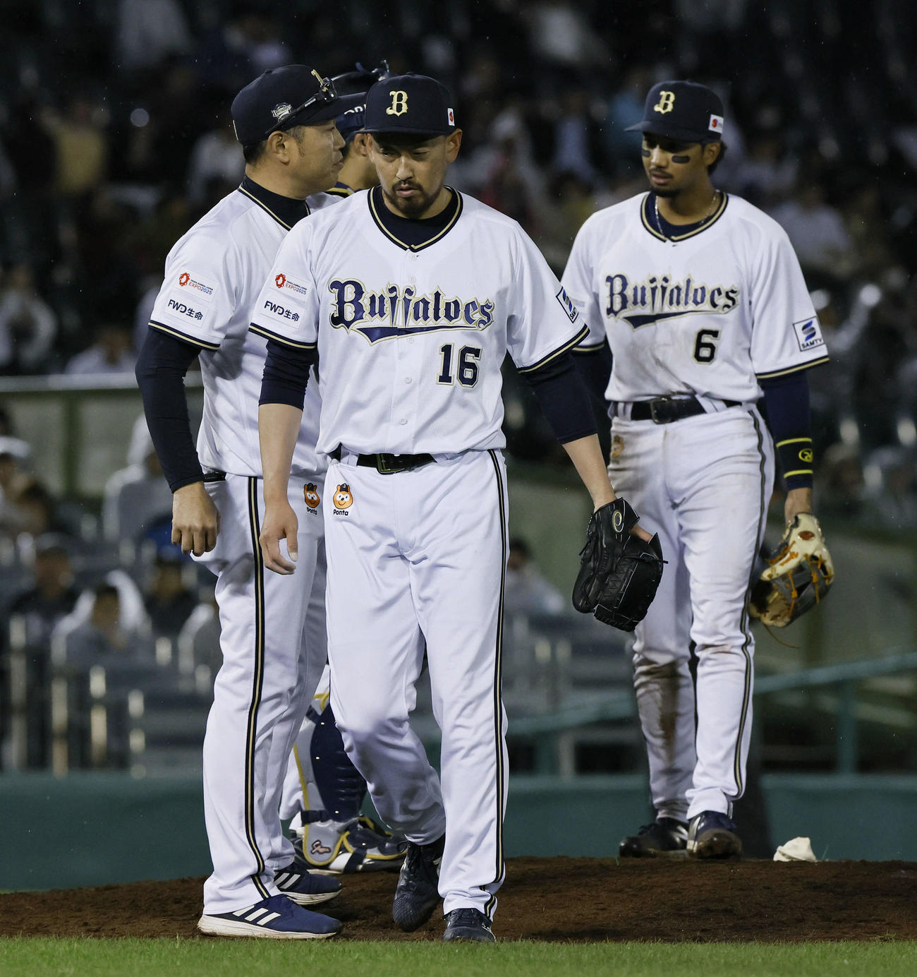 オリックス対ロッテ　9回表ロッテ1死二、三塁、降板するオリックス平野佳（中央）（撮影・藤尾明華）