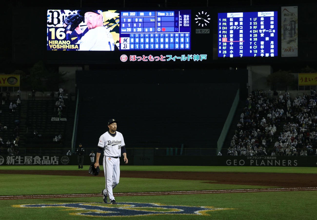 オリックス対ロッテ　9回表ロッテ1死満塁、安田に逆転2点適時二塁打を浴び、降板する平野佳（撮影・前田充）