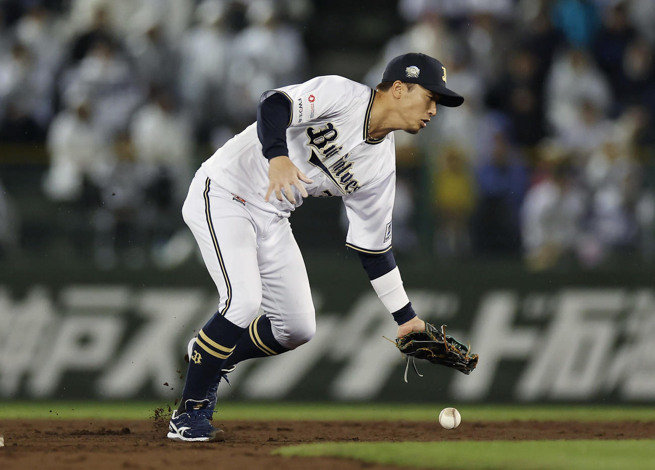 オリックス対ロッテ　9回表ロッテ無死、小川の二ゴロを失策する安達（撮影・前田充）