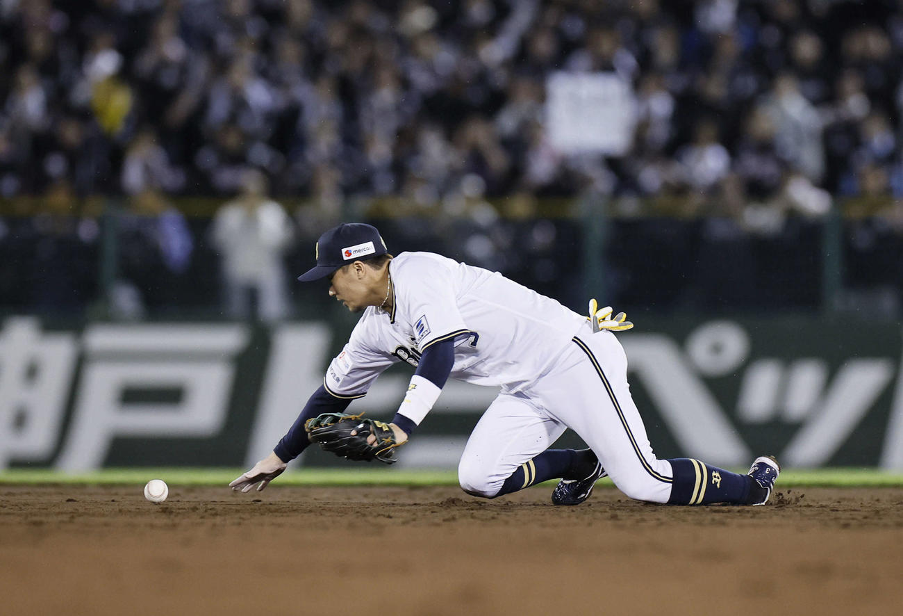 オリックス対ロッテ　9回表ロッテ2死満塁、小川の二ゴロをファンブル、この回3つ目の失策をする安達（撮影・藤尾明華）