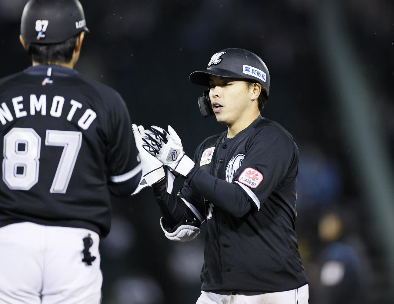 オリックス対ロッテ　6回表ロッテ1死一、三塁、小川は左前に適時打を放ち手をたたく（撮影・藤尾明華）