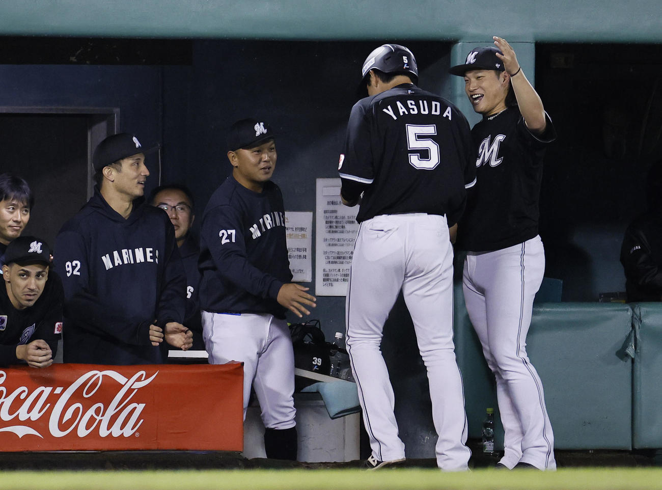 オリックス対ロッテ　9回表ロッテ2死満塁、小川の二ゴロで、相手失策で生還した安田を出迎える岩下（右端）（撮影・藤尾明華）