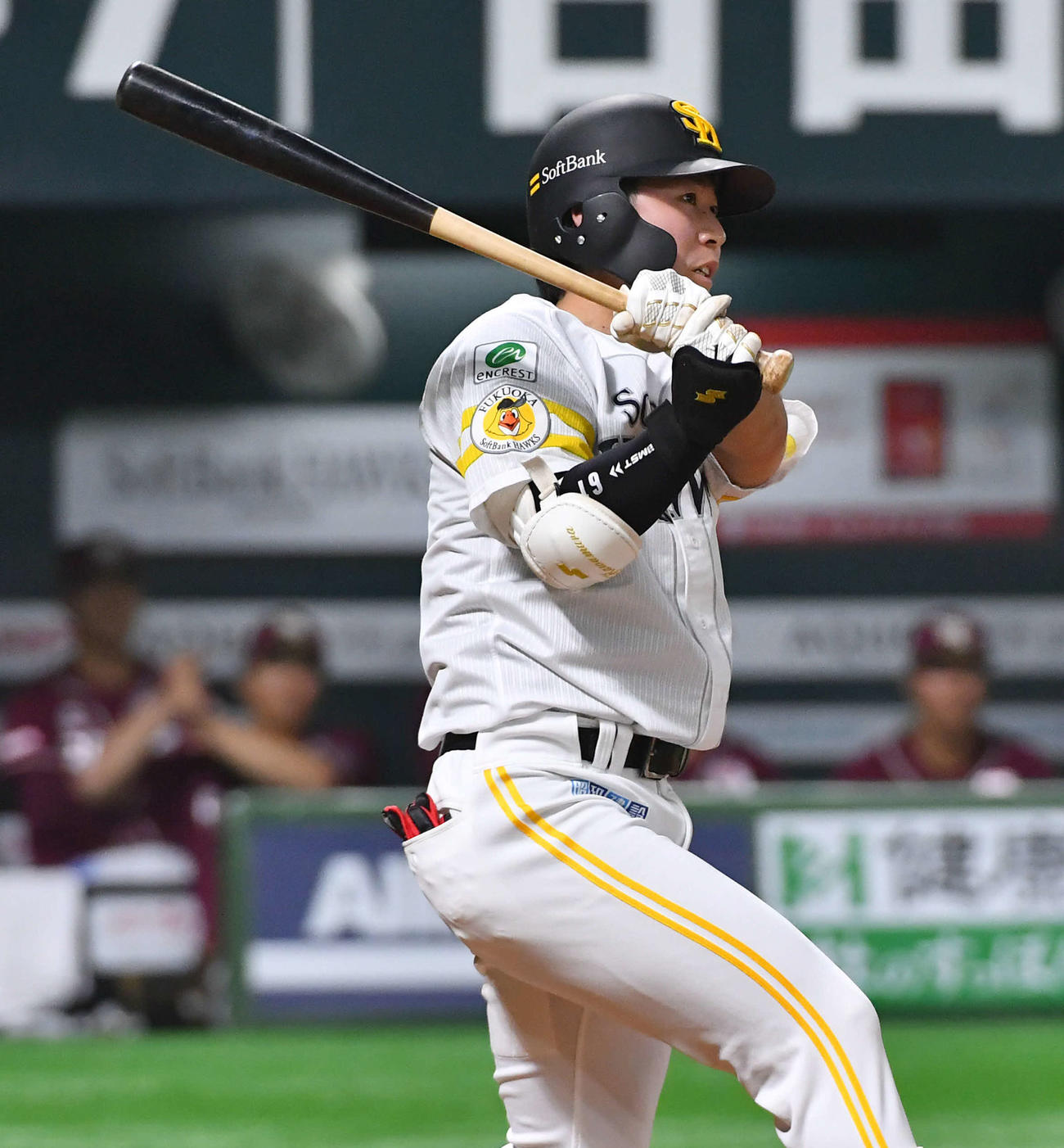 ソフトバンク対楽天　5回裏ソフトバンク無死、川村は右二塁打を放つ（撮影・岩下翔太）
