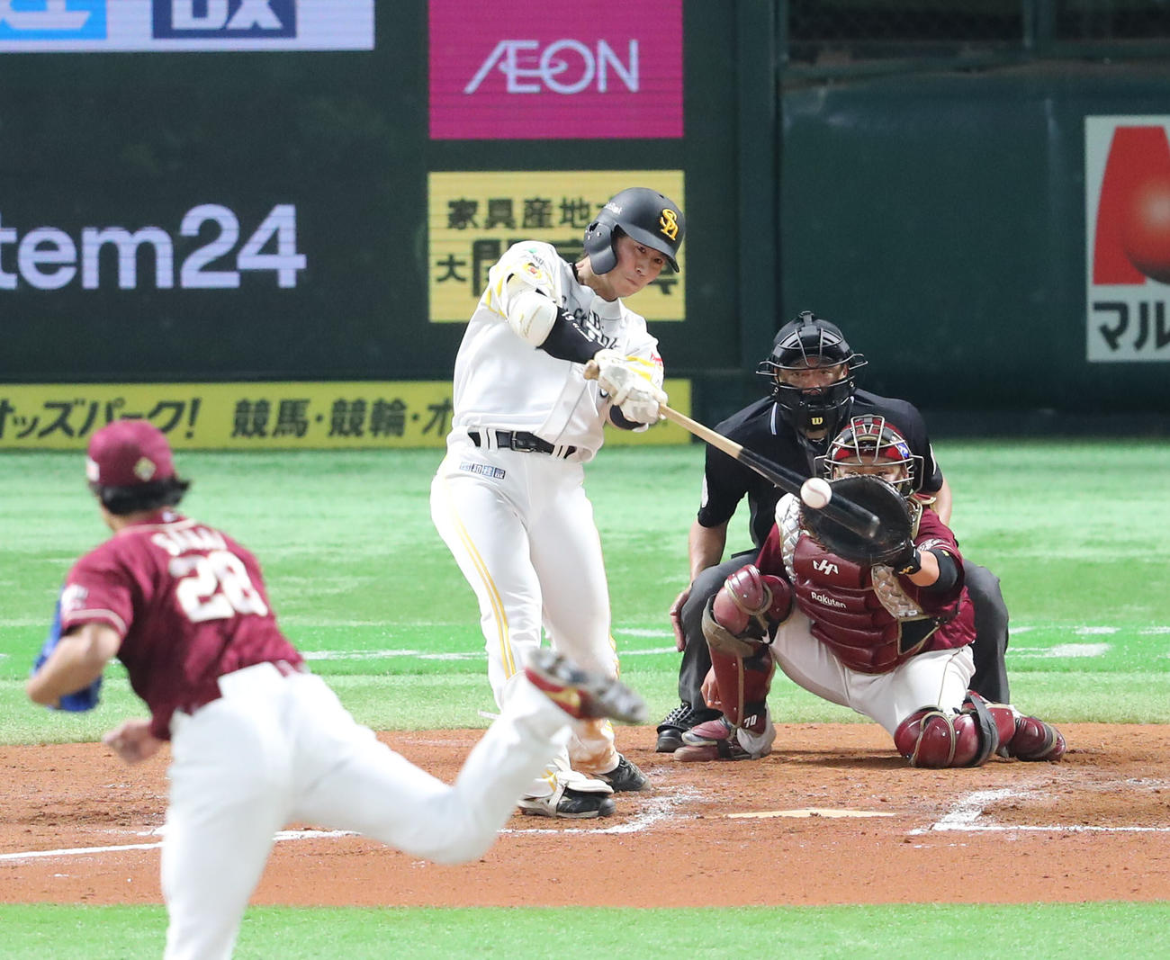 ソフトバンク対楽天　7回裏ソフトバンク無死一塁、川村は中前安打を放つ（撮影・梅根麻紀）