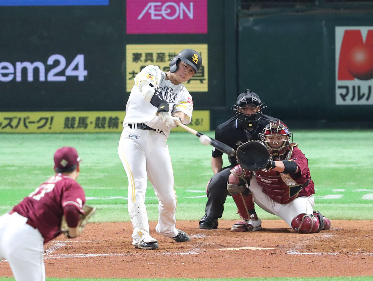ソフトバンク対楽天　5回裏ソフトバンク無死、川村は右越え二塁打を放つ（撮影・梅根麻紀）