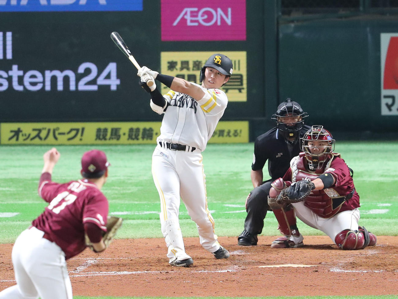 ソフトバンク対楽天　5回裏ソフトバンク無死、川村は右越え二塁打を放つ（撮影・梅根麻紀）
