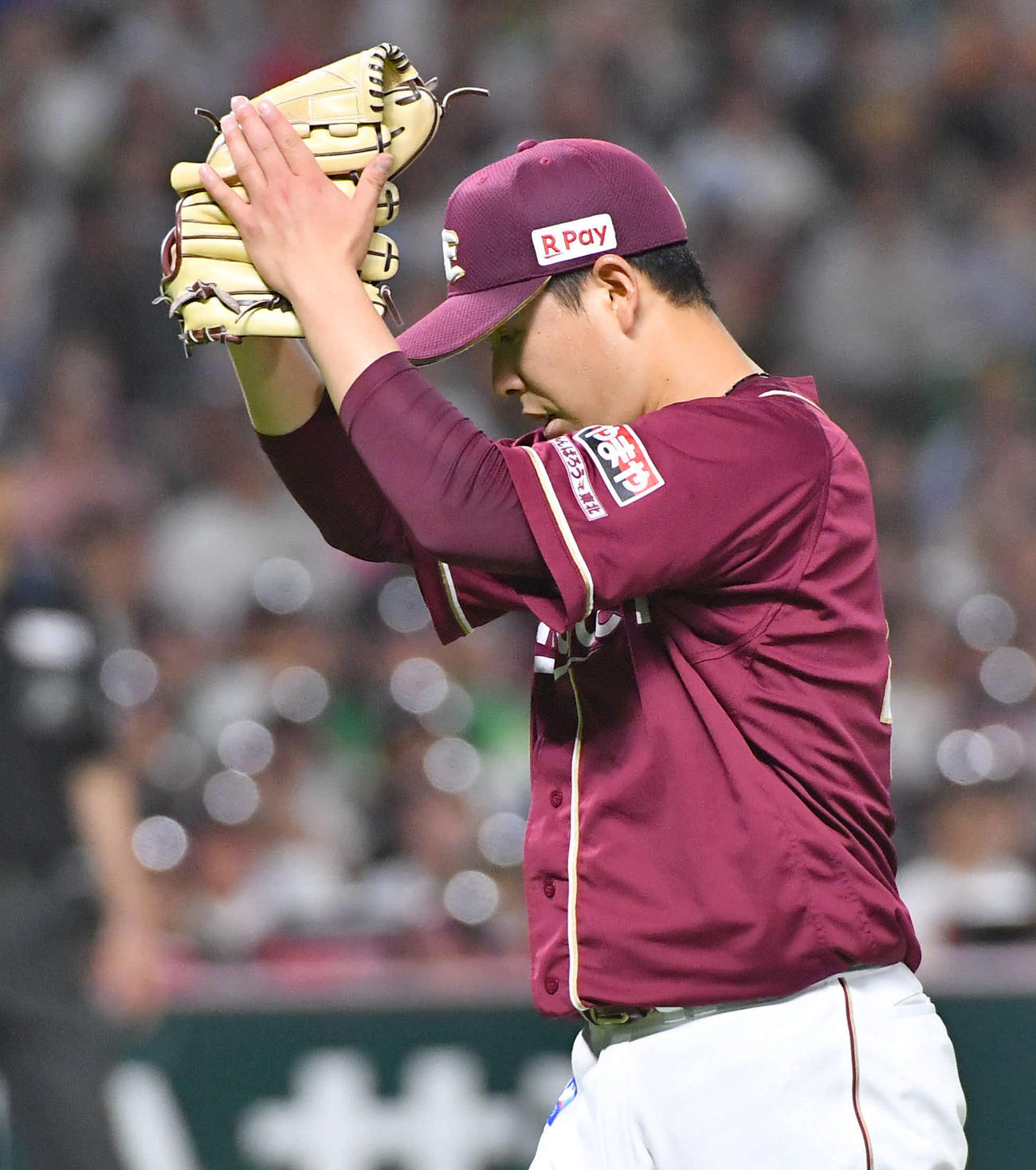 ソフトバンク対楽天　5回裏ソフトバンク1死一、三塁、野村勇を遊併殺に抑え、グラブをたたく藤井（撮影・岩下翔太）