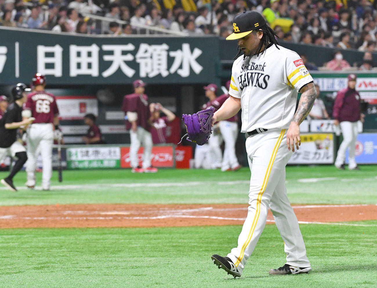 ソフトバンク対楽天　9回表、小深田に勝ち越し打を打たれたオスナは肩を落としてベンチへ戻る（撮影・岩下翔太）