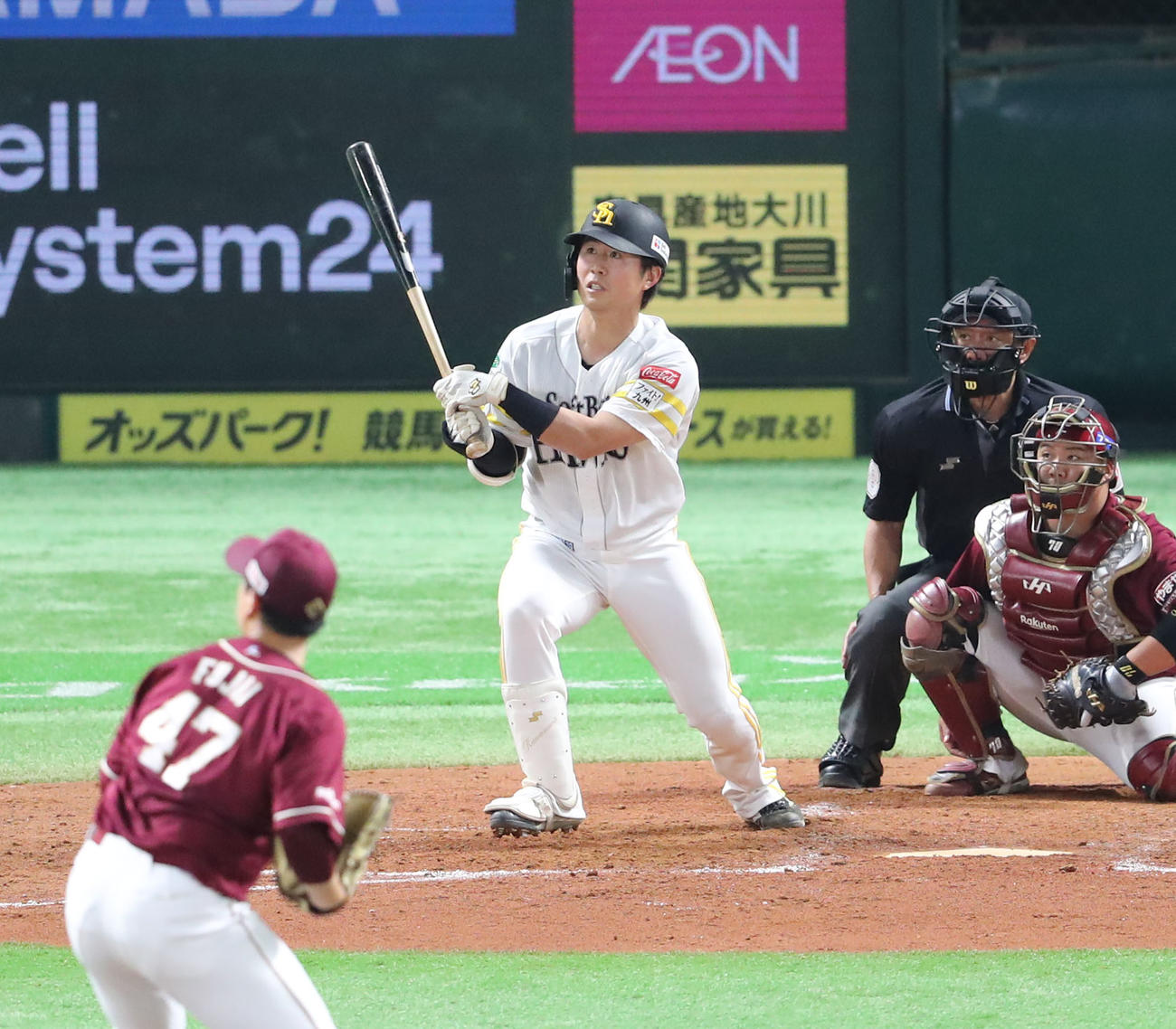 ソフトバンク対楽天　5回裏ソフトバンク無死、川村は右越え二塁打を放つ（撮影・梅根麻紀）
