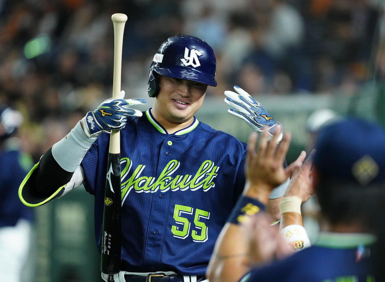 巨人対ヤクルト　3回表ヤクルト2死、ソロ本塁打を放ちナインとポーズを決める村上（撮影・たえ見朱実）