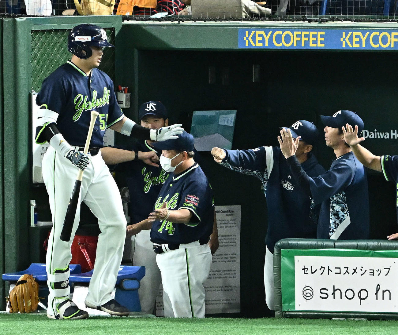 巨人対ヤクルト　3回表ヤクルト2死、ソロ本塁打を放った村上（左）を迎える高津監督（右）（撮影・滝沢徹郎）