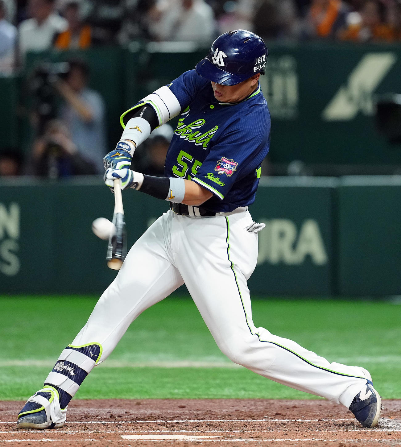 巨人対ヤクルト　3回表ヤクルト2死、左越えソロ本塁打を放つ村上（撮影・たえ見朱実）