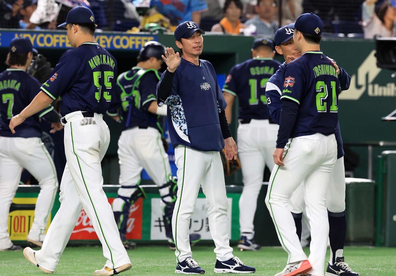 巨人対ヤクルト　2勝目を決めたヤクルト吉村（右）をハイタッチで迎える高津監督（中央）。左は村上（撮影・浅見桂子）