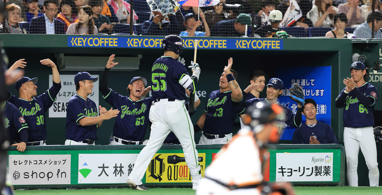 巨人対ヤクルト　3回表ヤクルト2死、ソロ本塁打を放った村上（中央）はチームメートにハカのポーズで迎えられる（撮影・浅見桂子）