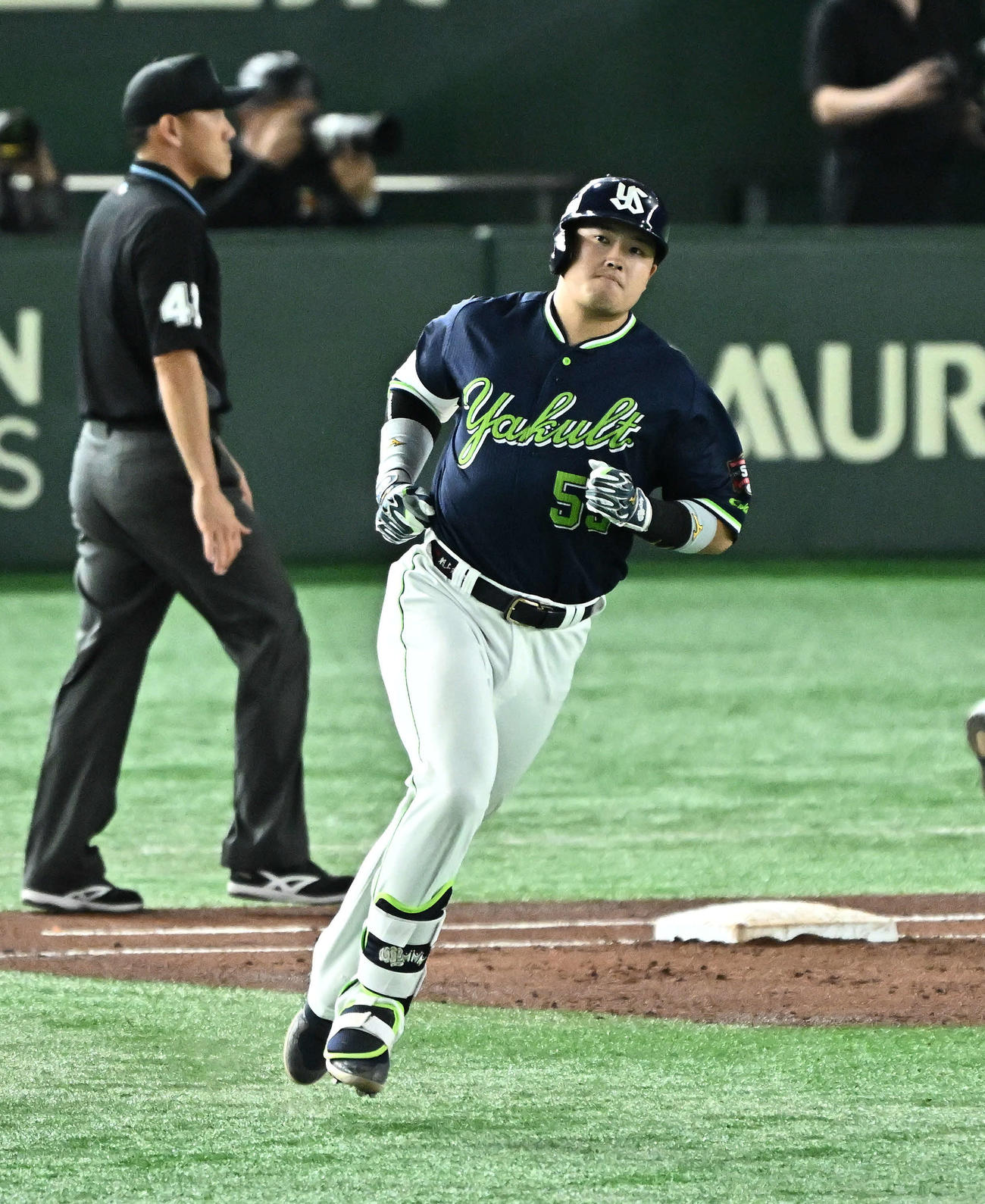 巨人対ヤクルト　3回表ヤクルト2死、ソロ本塁打を放ちダイヤモンドを1周する村上（撮影・滝沢徹郎）