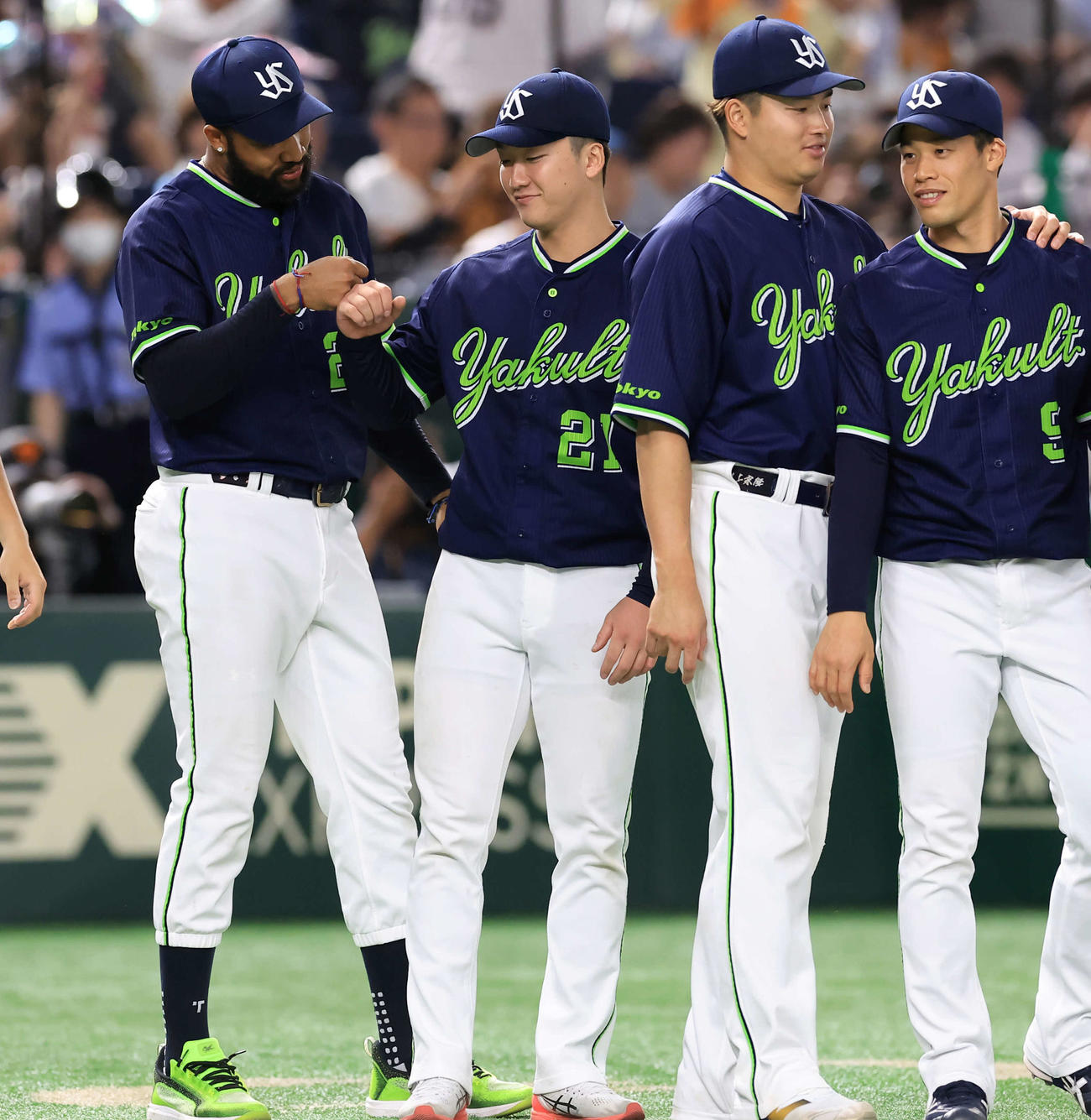 巨人対ヤクルト　2勝目を決めたヤクルト吉村（中央）は、サンタナと笑顔でグータッチ。右隣は村上（撮影・浅見桂子）