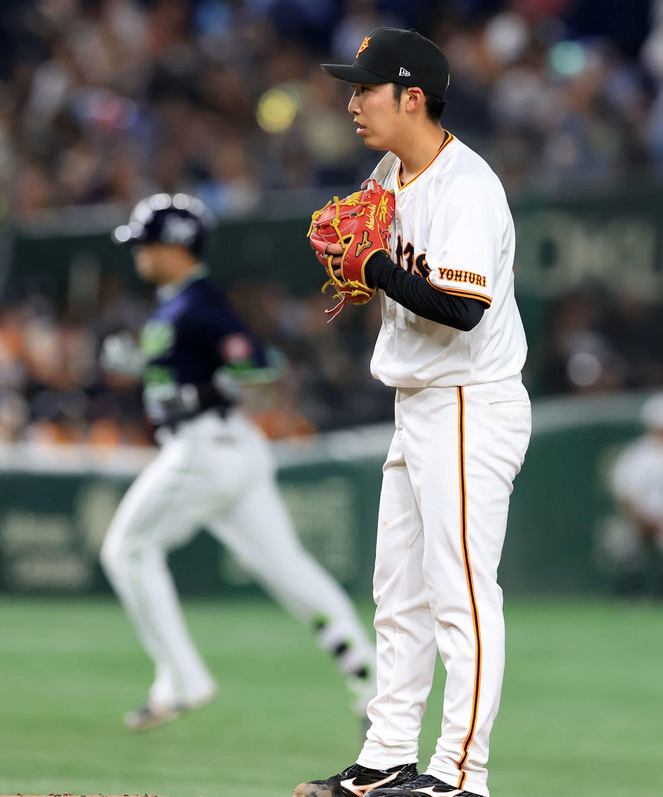 巨人対ヤクルト　3回表ヤクルト2死、村上（後方）に左越えソロ本塁打を許した赤星（撮影・浅見桂子）