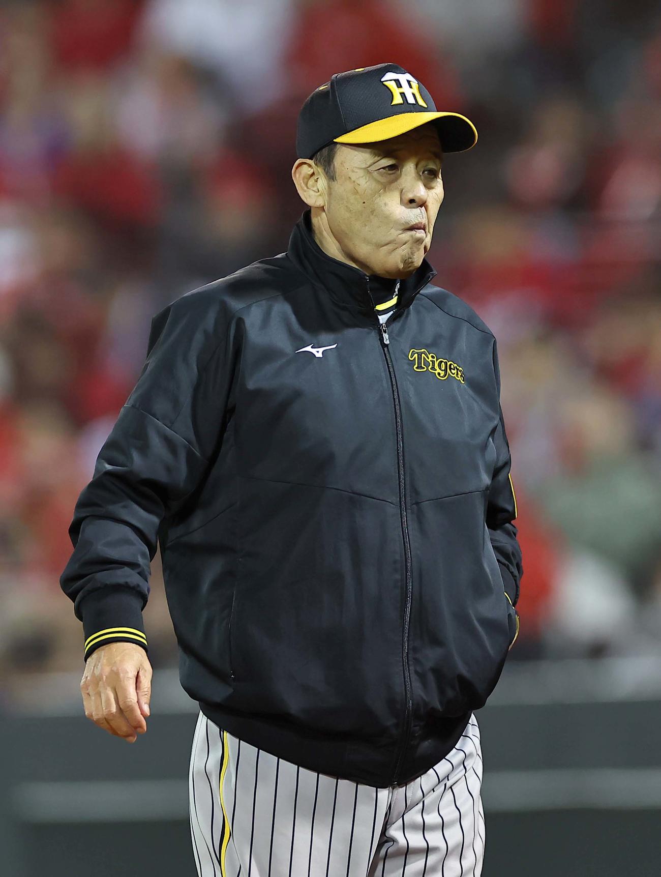 広島対阪神　選手交代を告げる岡田監督（撮影・上田博志）