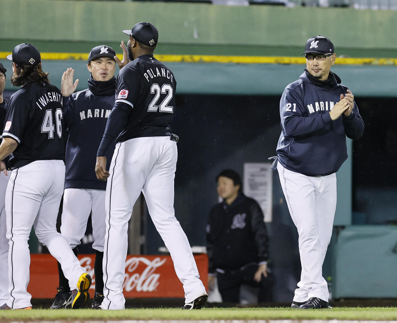 オリックス対ロッテ　オリックスに逆転勝ちし、手をたたくロッテ吉井監督（撮影・藤尾明華）