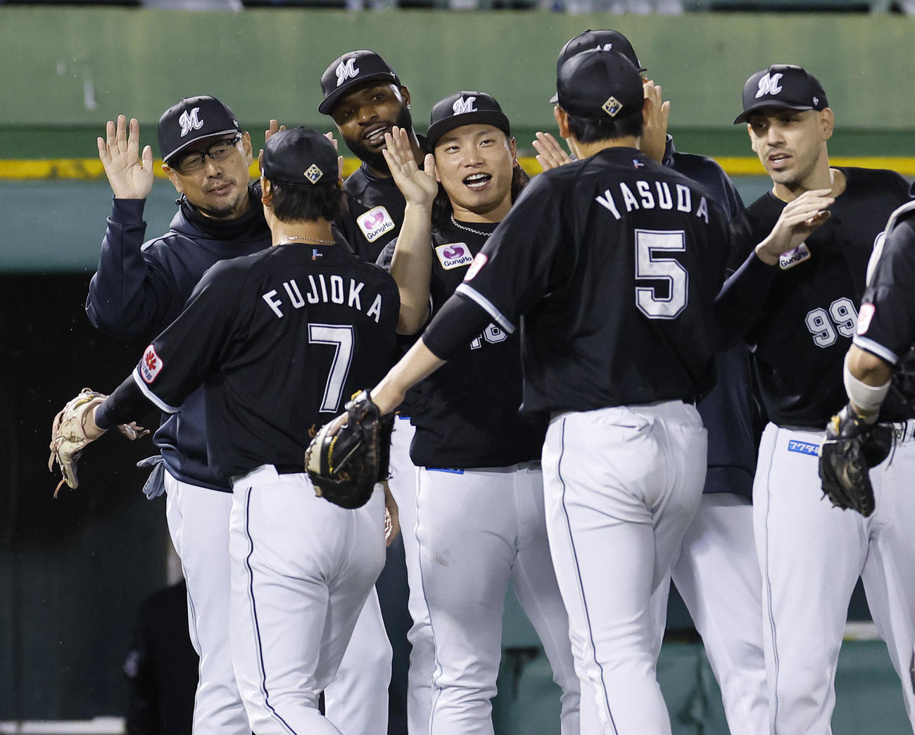 オリックス対ロッテ　オリックスに逆転勝ちし、ナインを出迎えるロッテ岩下（中央）、吉井監督（左端）（撮影・藤尾明華）