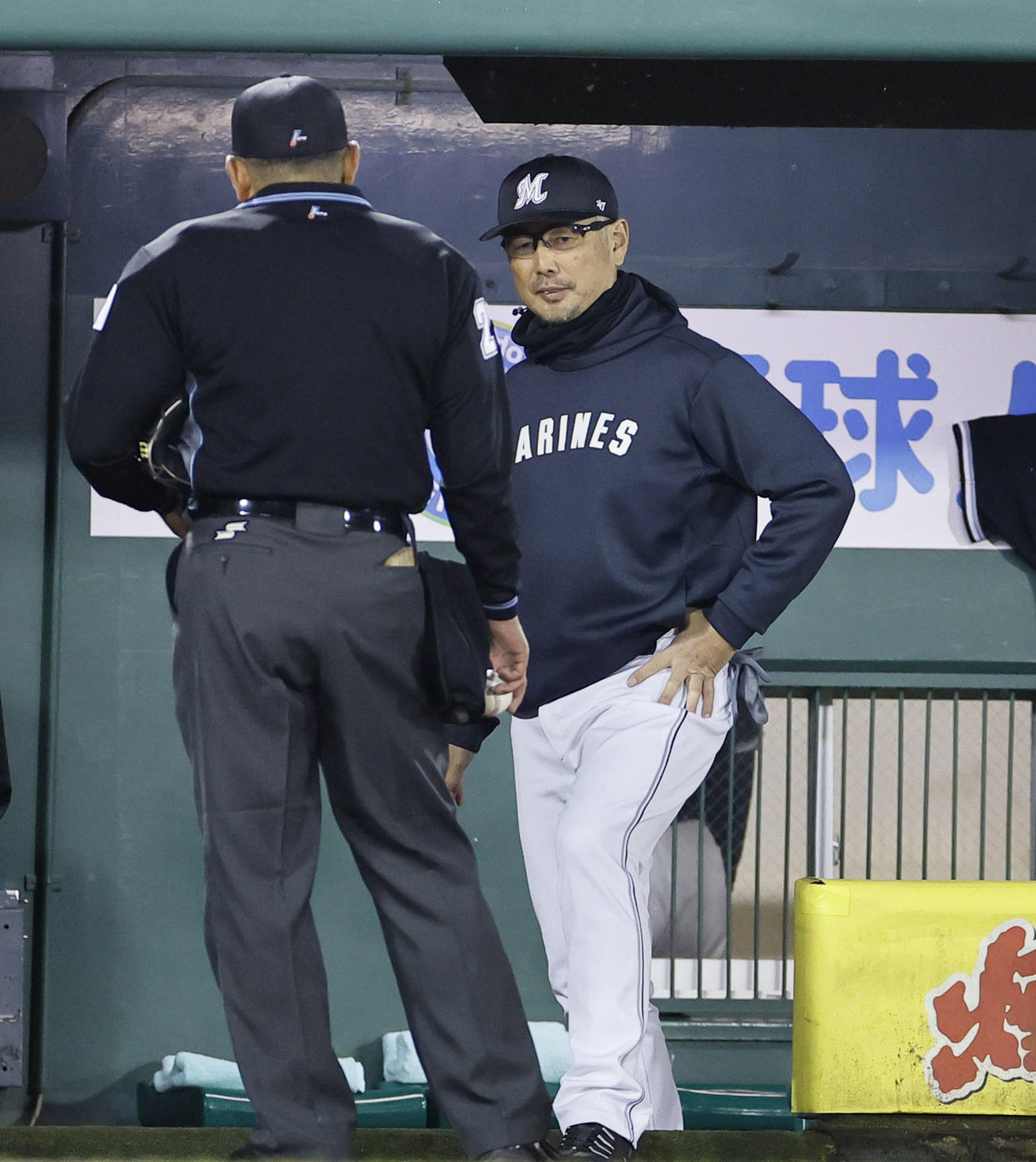 オリックス対ロッテ　5回途中、交代を告げるロッテ吉井監督（撮影・藤尾明華）