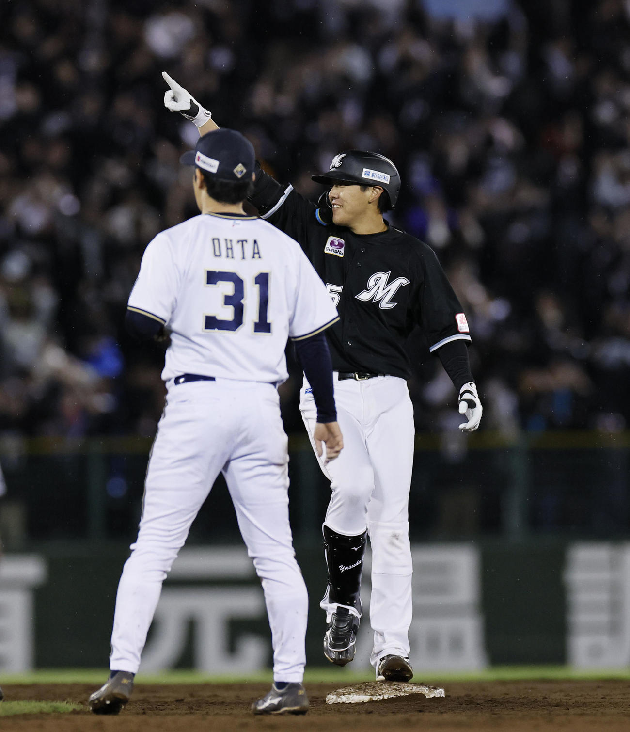 オリックス対ロッテ　9回表ロッテ1死満塁、安田は左越えに逆転の2点適時二塁打を放ちポーズをとる（撮影・藤尾明華）