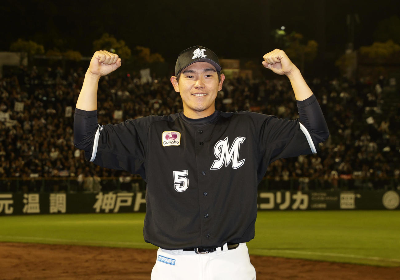 オリックス対ロッテ　オリックスに勝利し、笑顔でガッツポーズするロッテ安田（撮影・前田充）
