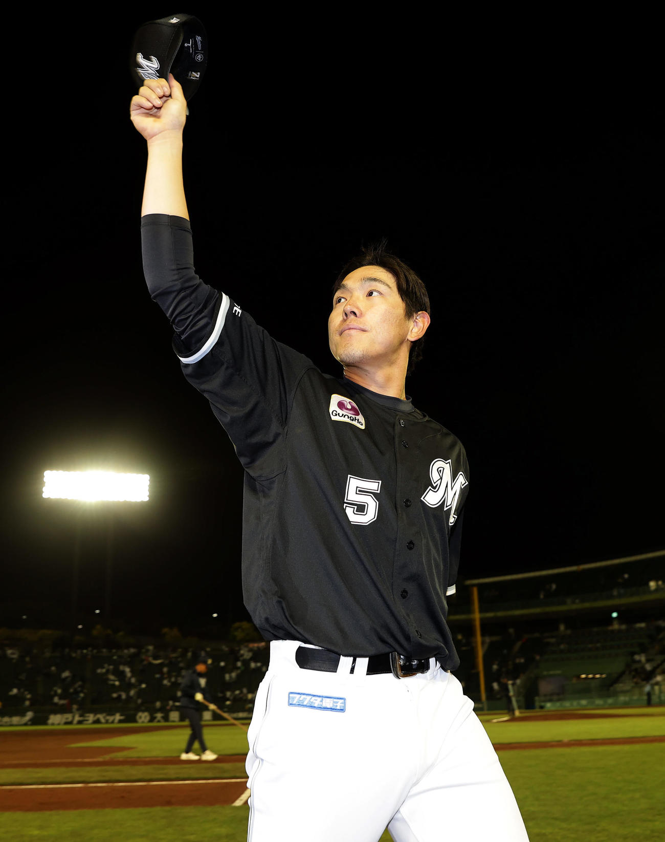 オリックス対ロッテ　オリックスに勝利し、ファンの声援に応えるロッテ安田（撮影・前田充）