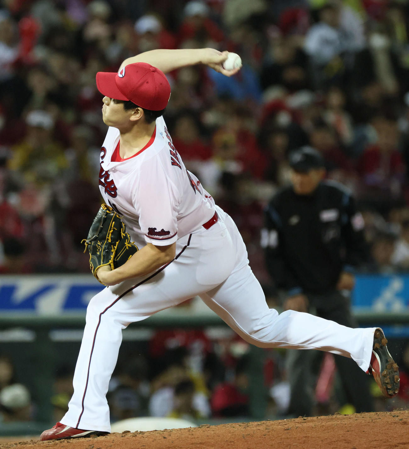 広島対阪神　7回表阪神、広島3番手の矢崎（撮影・加藤孝規）