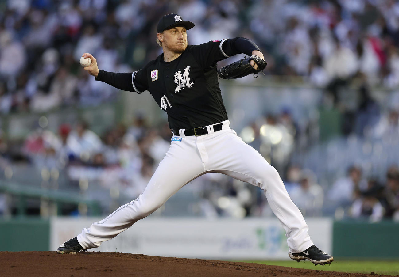 オリックス対ロッテ　力投するロッテ先発のダイクストラ（撮影・前田充）