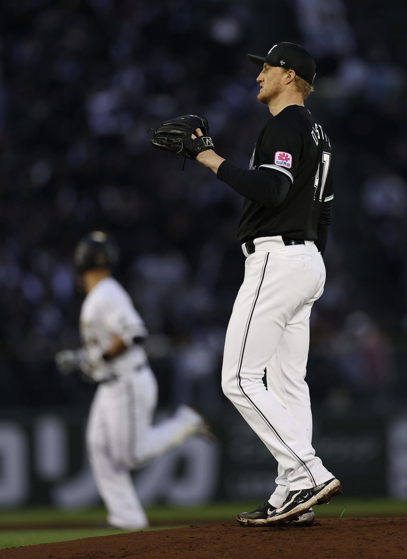 オリックス対ロッテ　2回裏オリックス無死、頓宮（左）に先制本塁打を浴びたダイクストラ（撮影・前田充）