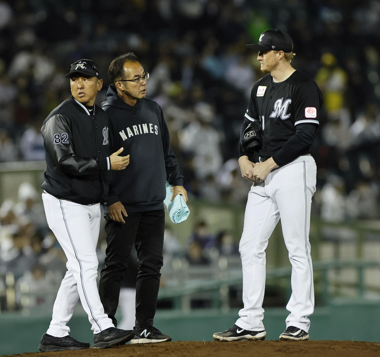 オリックス対ロッテ　5回裏のマウンドに上がるも、治療のためベンチに戻るロッテのダイクストラ（右）。そのまま降板した（撮影・藤尾明華）