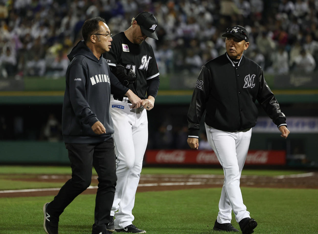 オリックス対ロッテ　5回裏の開始前、治療のためベンチへ下がりそのまま降板となったロッテ・ダイクストラ（中央）（撮影・前田充）