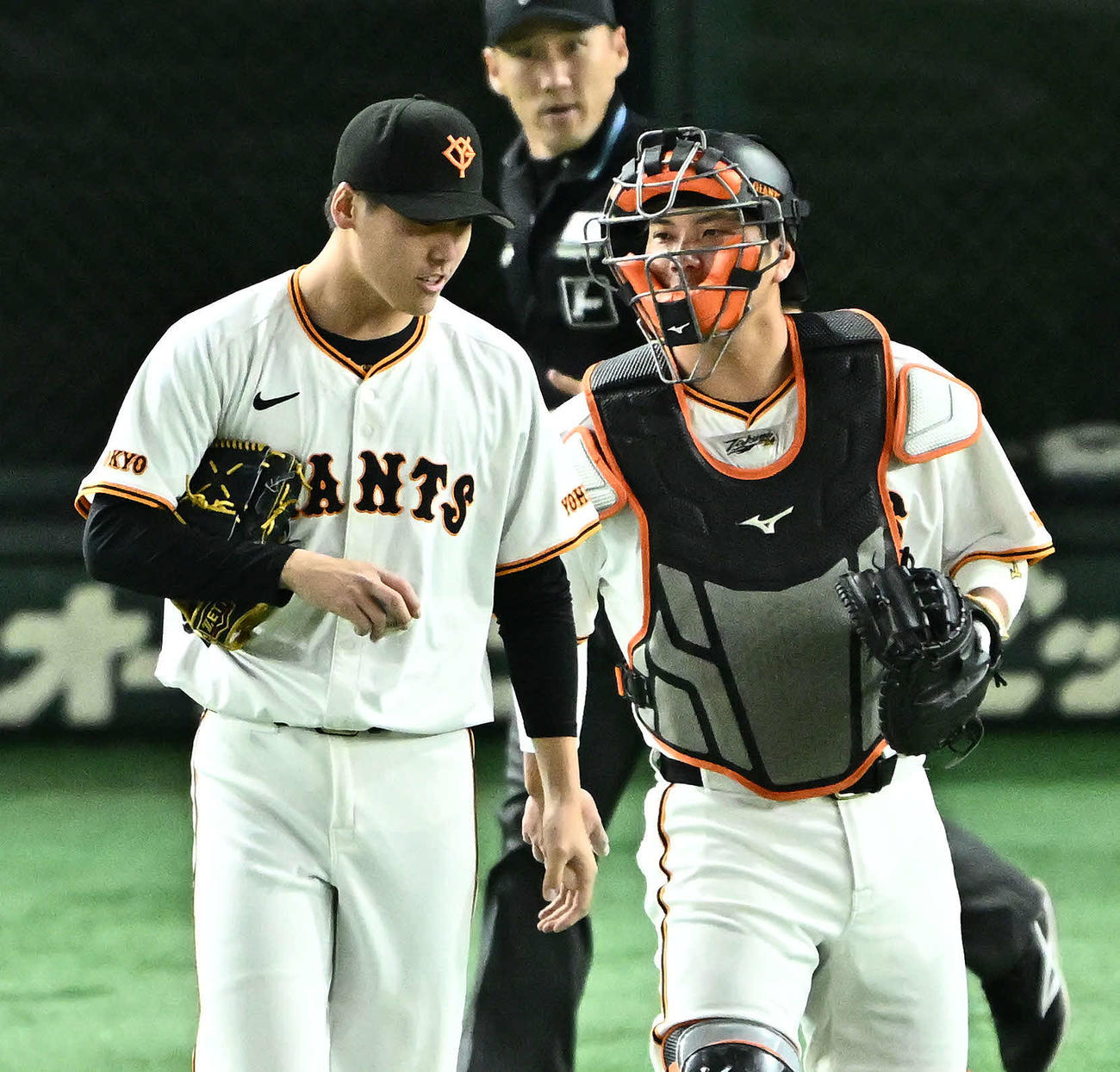 巨人対ヤクルト　6回表、巨人2番手で登板する京本（左）は大城卓と話す（撮影・滝沢徹郎）