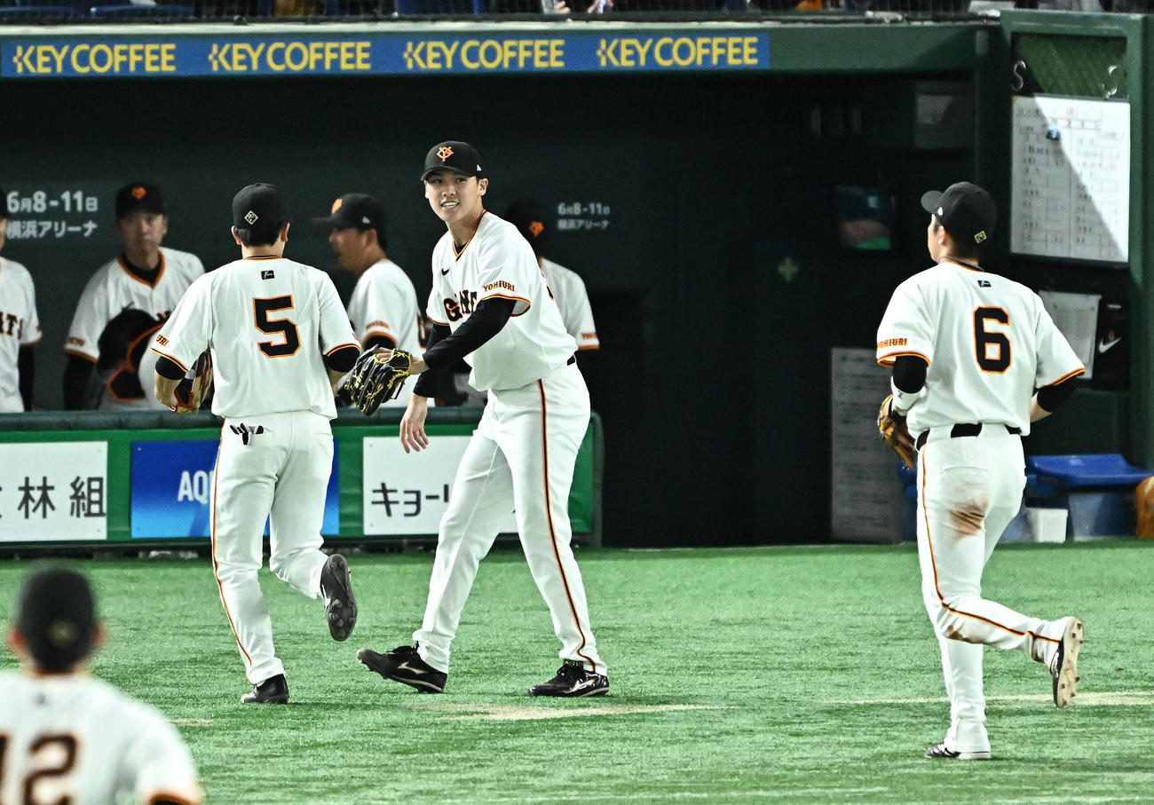 巨人対ヤクルト　6回表を3者凡退に抑えた巨人2番手の京本（中央）は、笑顔でナインを迎える（撮影・滝沢徹郎）