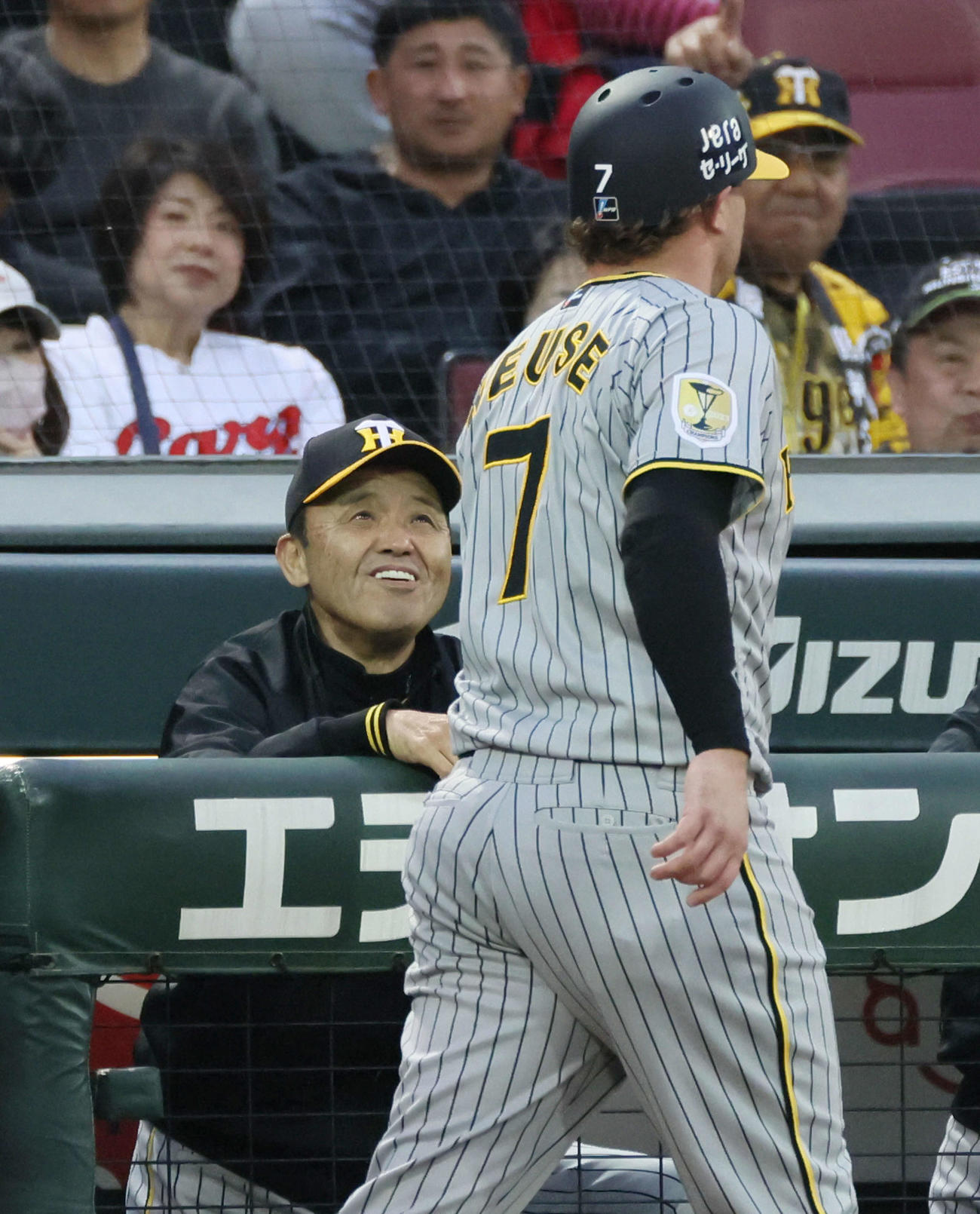 広島対阪神　2回表阪神1死一、二塁、木浪の左適時打で生還したノイジーを迎える岡田監督（撮影・加藤孝規）