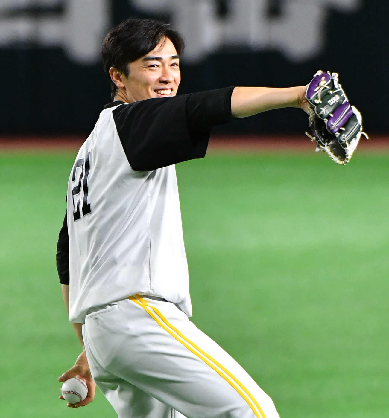 笑顔でキャッチボールを行う和田（撮影・岩下翔太）