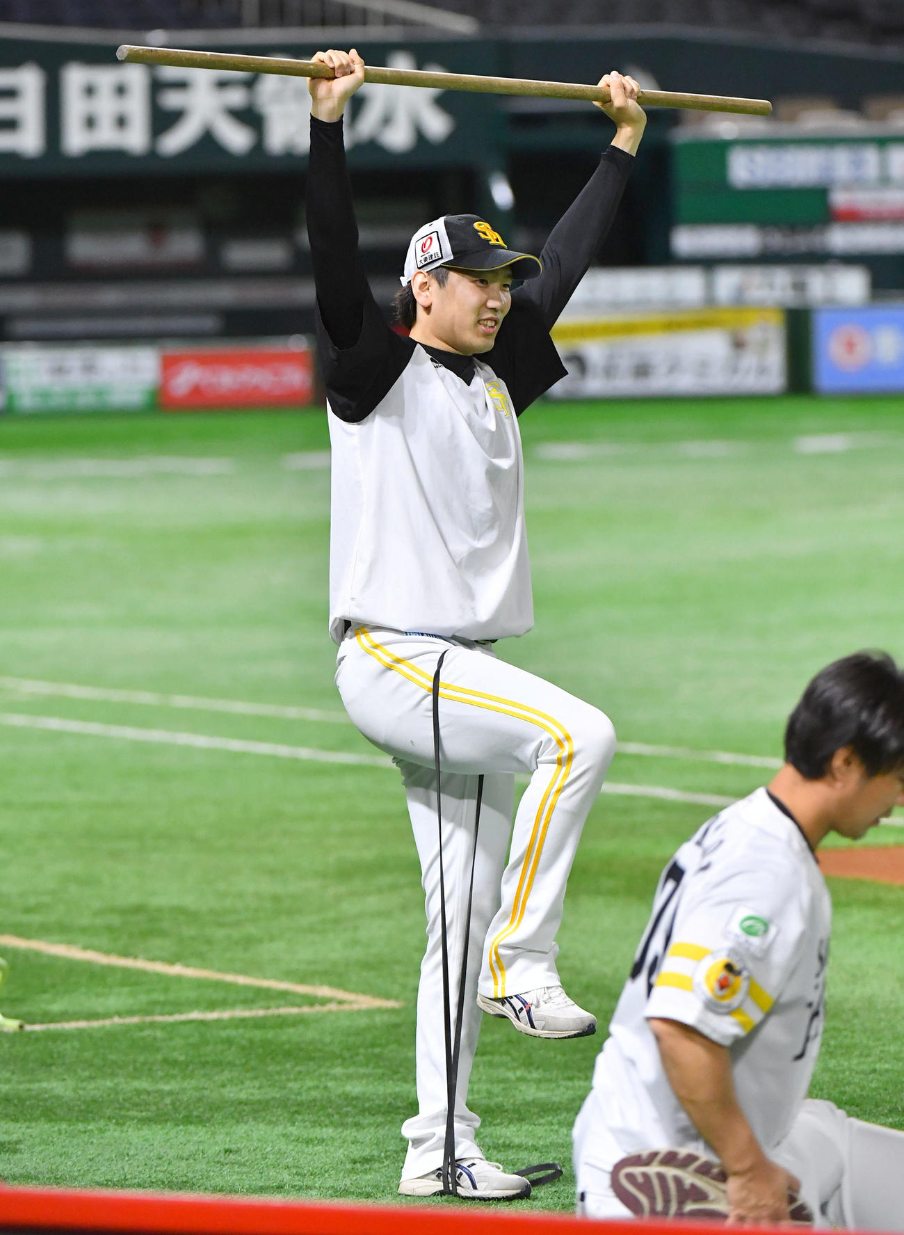 体幹トレーニングを行う石川（撮影・岩下翔太）