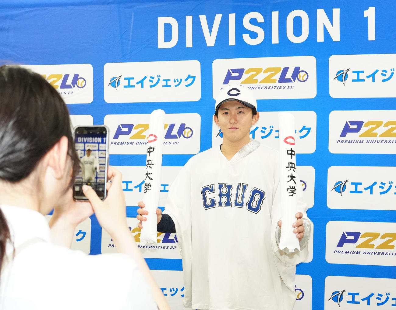 中大対日大　試合後、写真に納まる中大・山口（撮影・江口和貴）