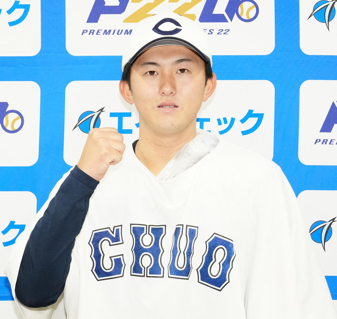 中大対日大　試合後、写真に納まる中大・山口（撮影・江口和貴）