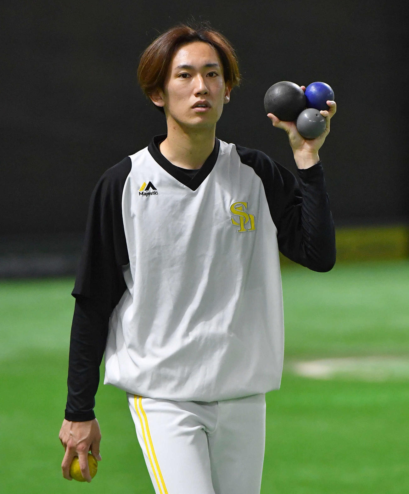 プライオボールを手に移動するソフトバンク大津（撮影・岩下翔太）