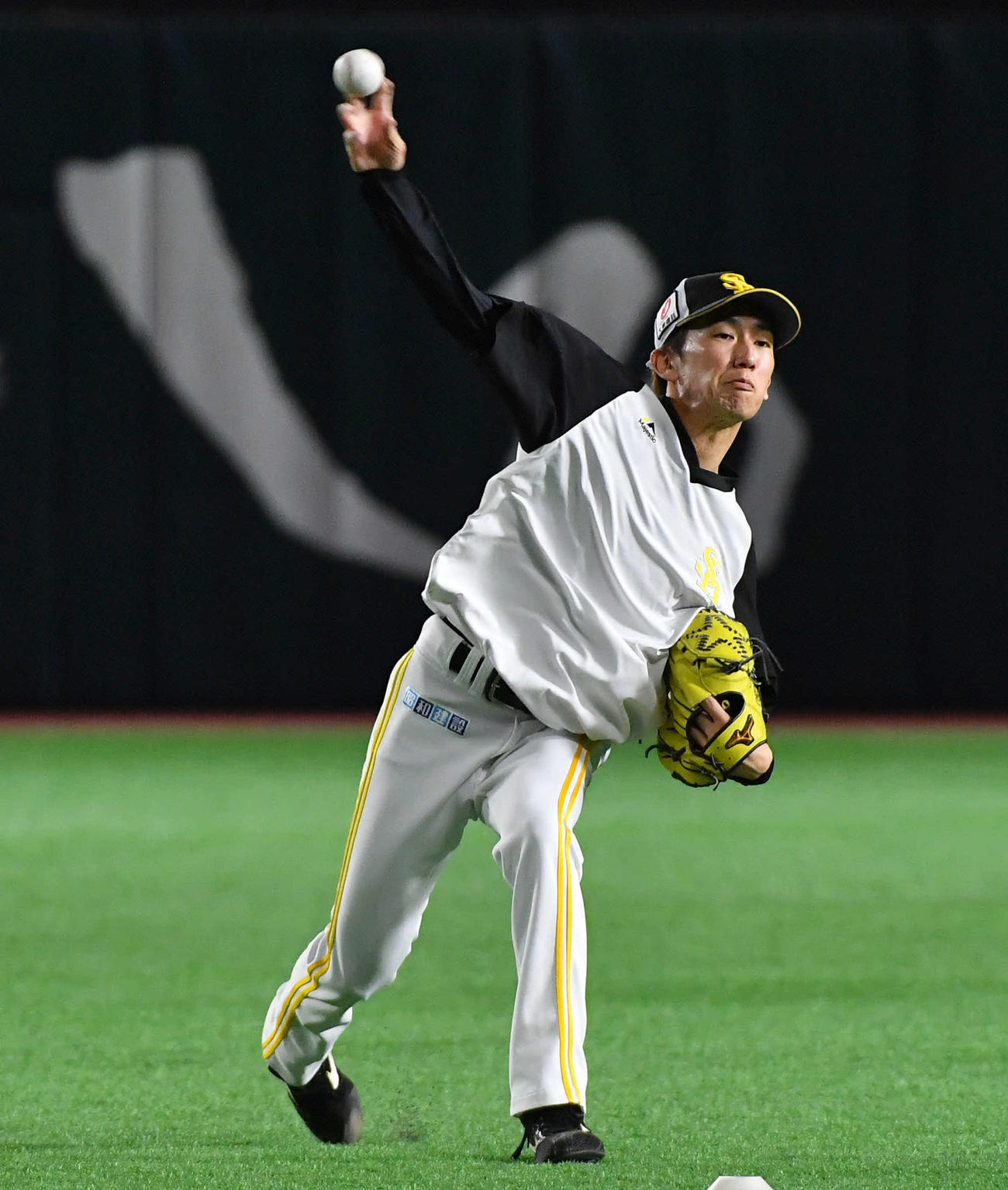 キャッチボールを行うソフトバンク大津（撮影・岩下翔太）