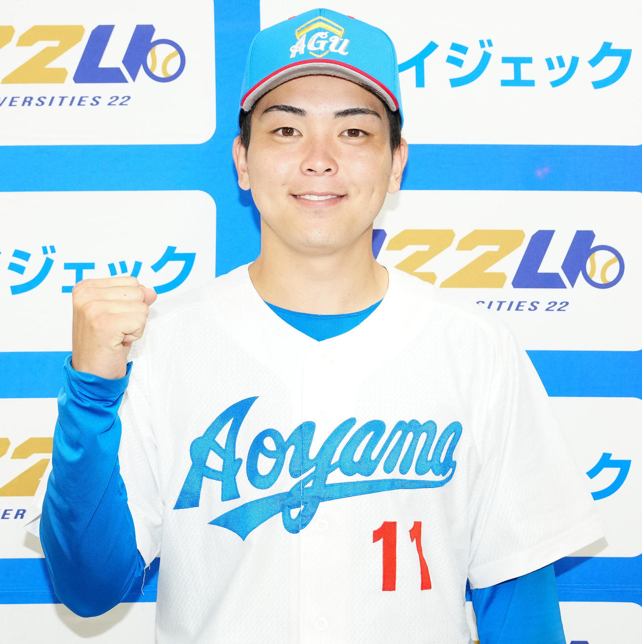 駒大対青学大　試合後、写真に納まる青学大先発の中西（撮影・江口和貴）